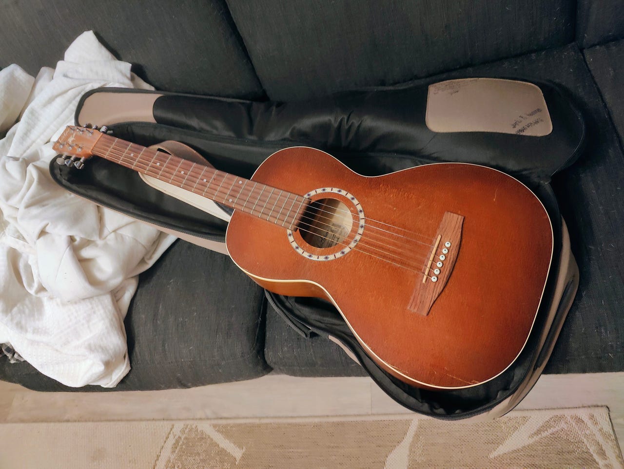 Art & Lutherie Ami Cedar Antique Burst akustinen kitara