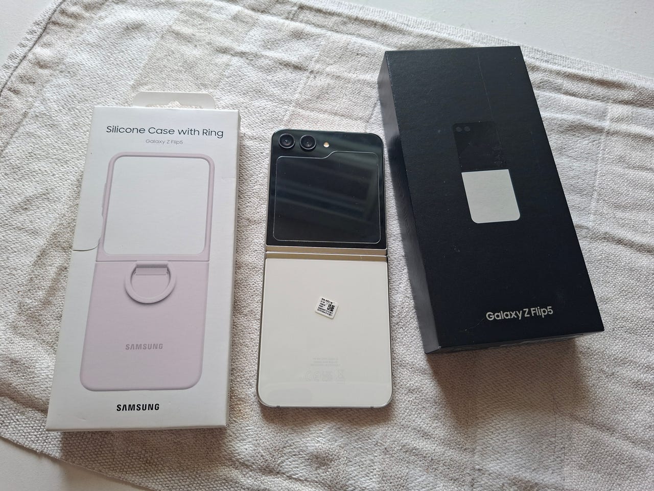 Samsung Galaxy Z Flip 5 8GB / 256GB + Suojakuori