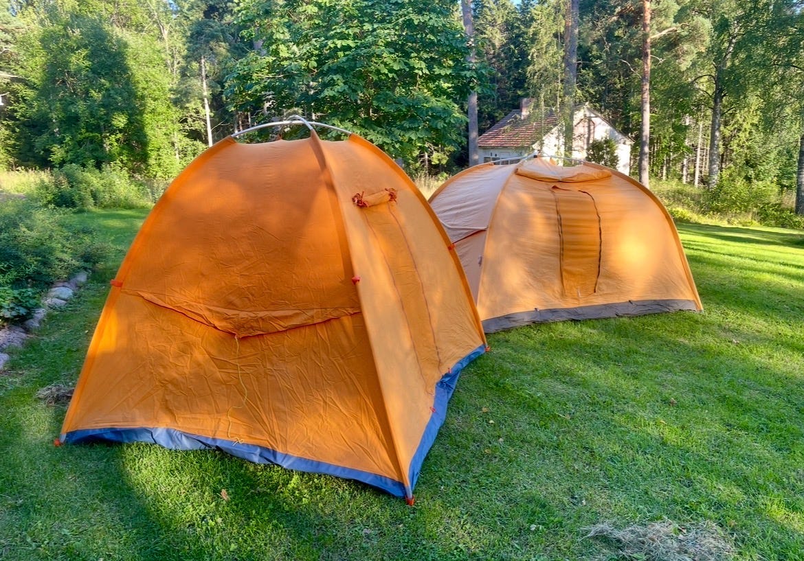 Oranssit kupoliteltat pihalle tai retkelle