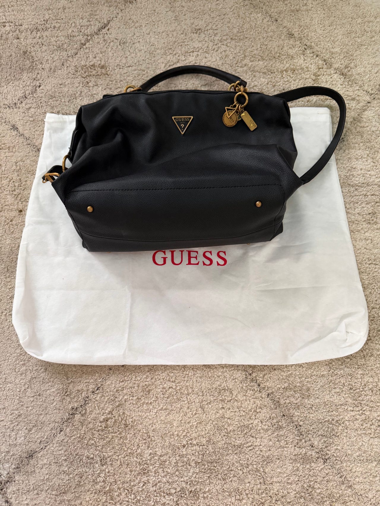GUESS Destiny Satchel musta käsilaukku + pölypussi