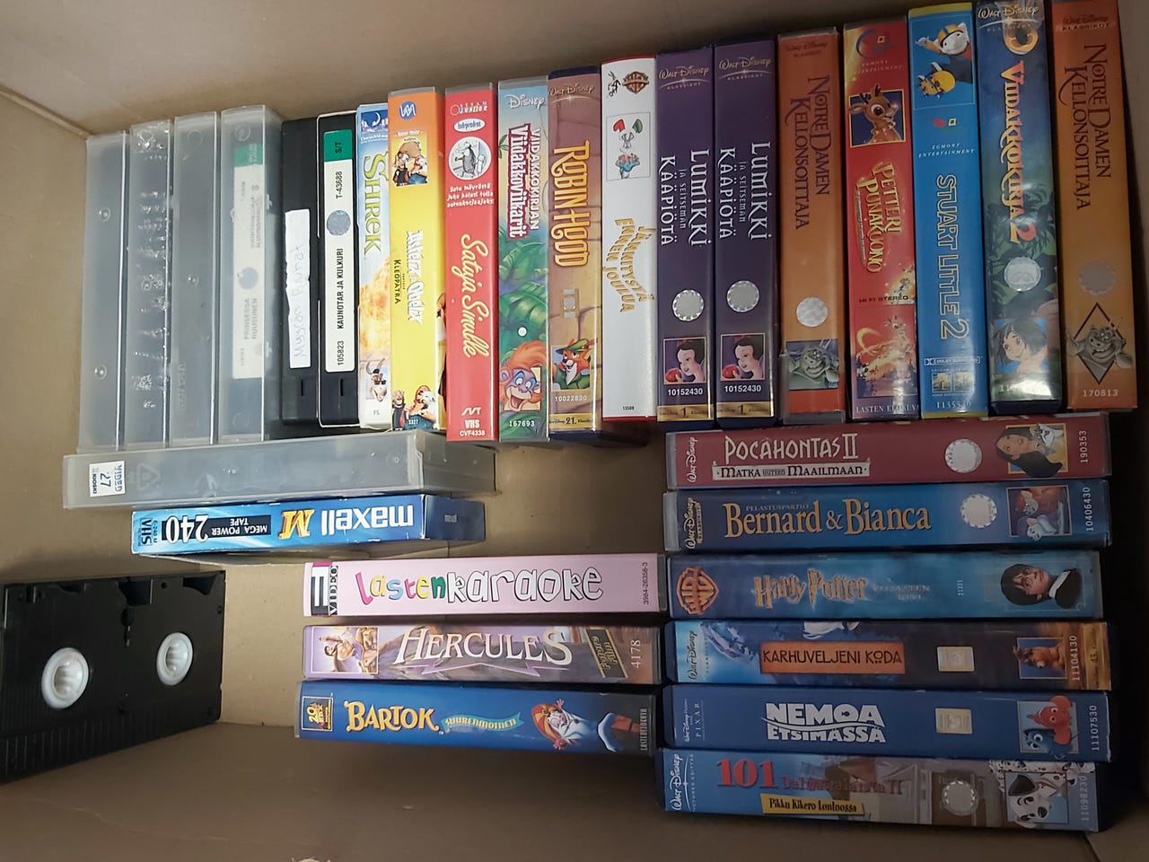 Lasten vhs elokuvia 24 kpl (itsenauhoitettuja kasetteja 6 kpl kau