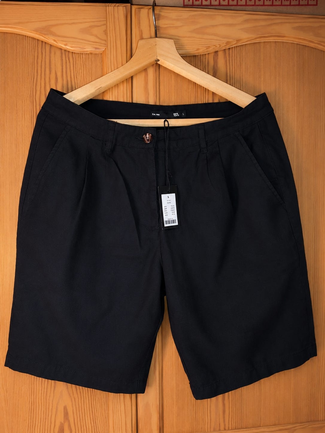 Uudet mustat shortsit