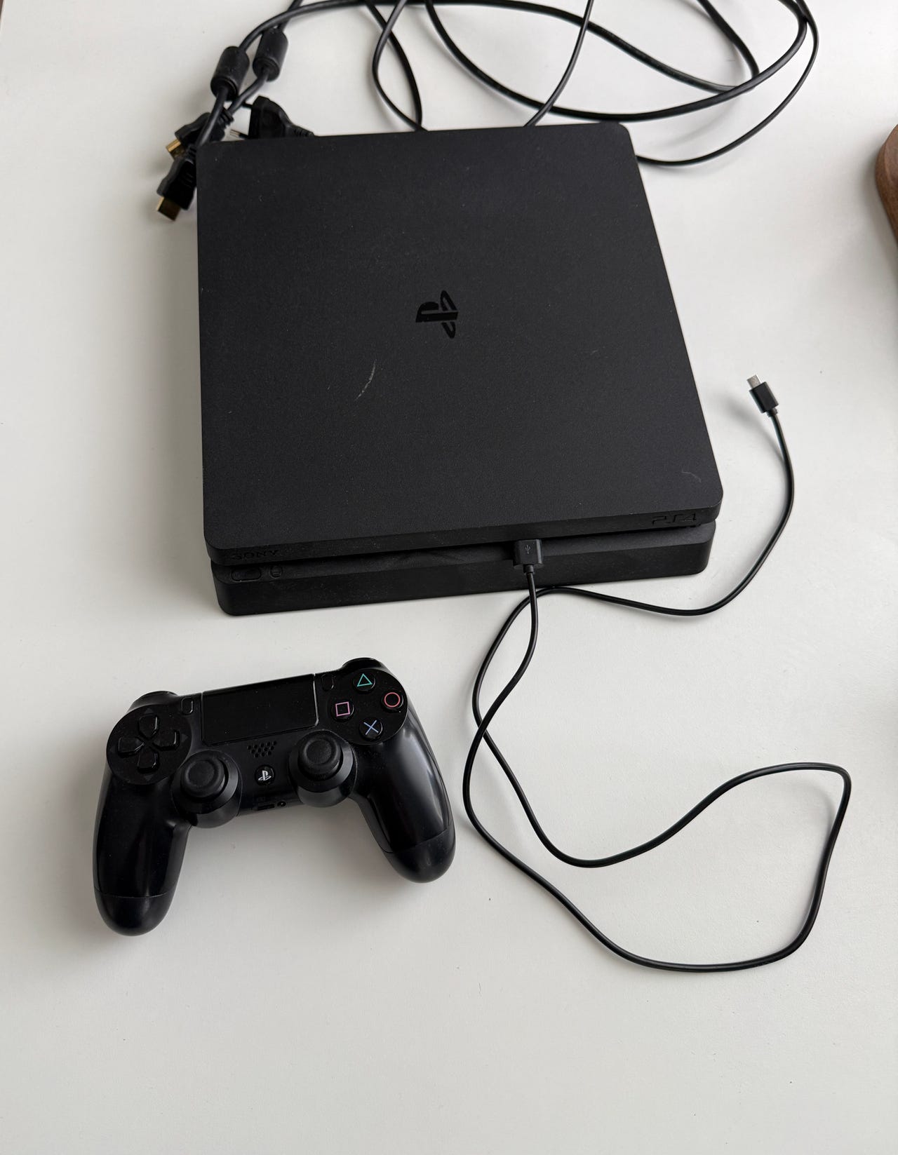 Sony PlayStation 4 pelikonsoli musta