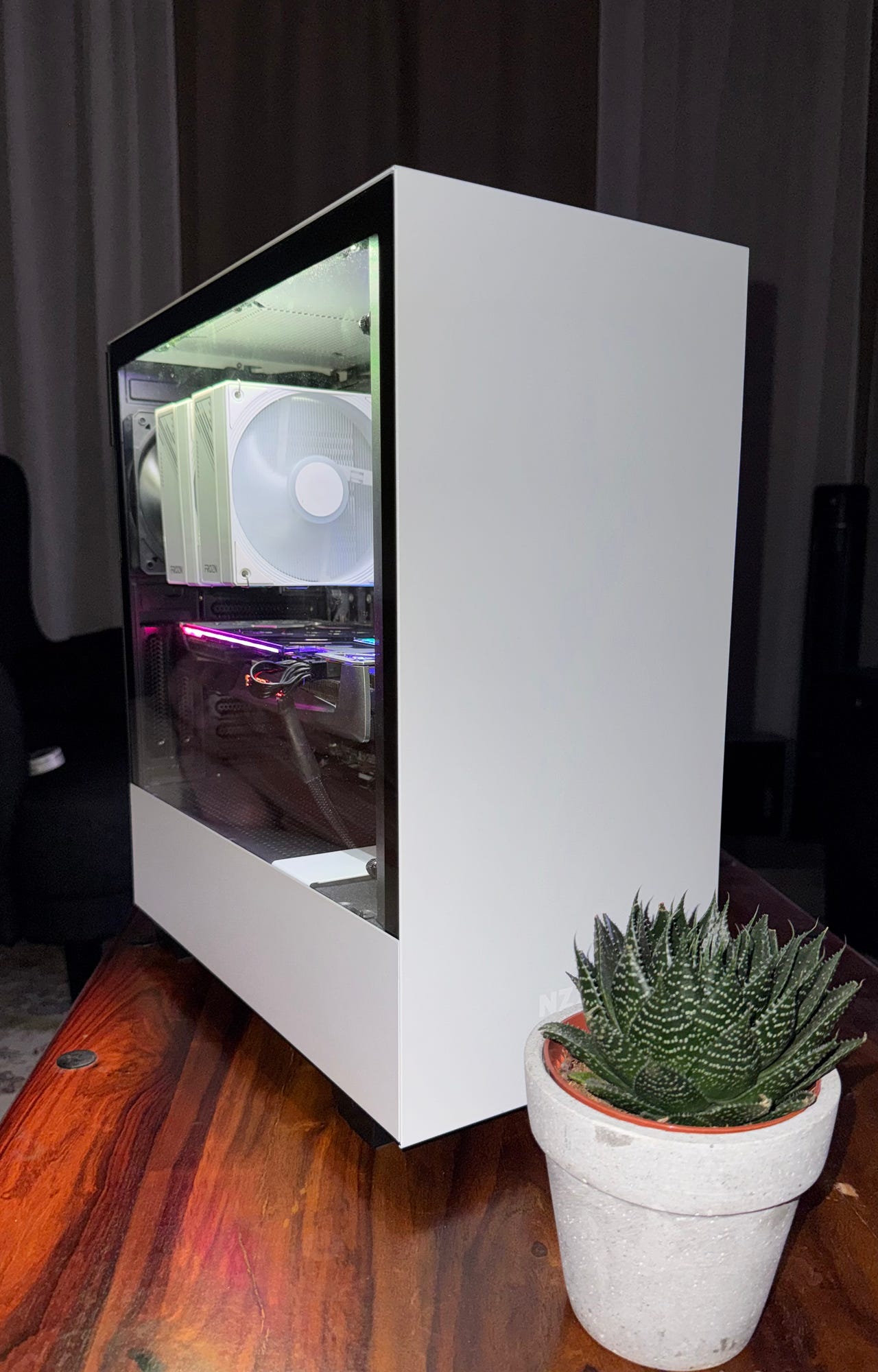 Valkoinen Pelikone RX 5700 XT