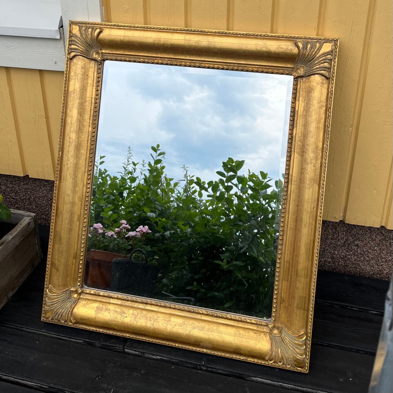 Kaunis kultainen peili