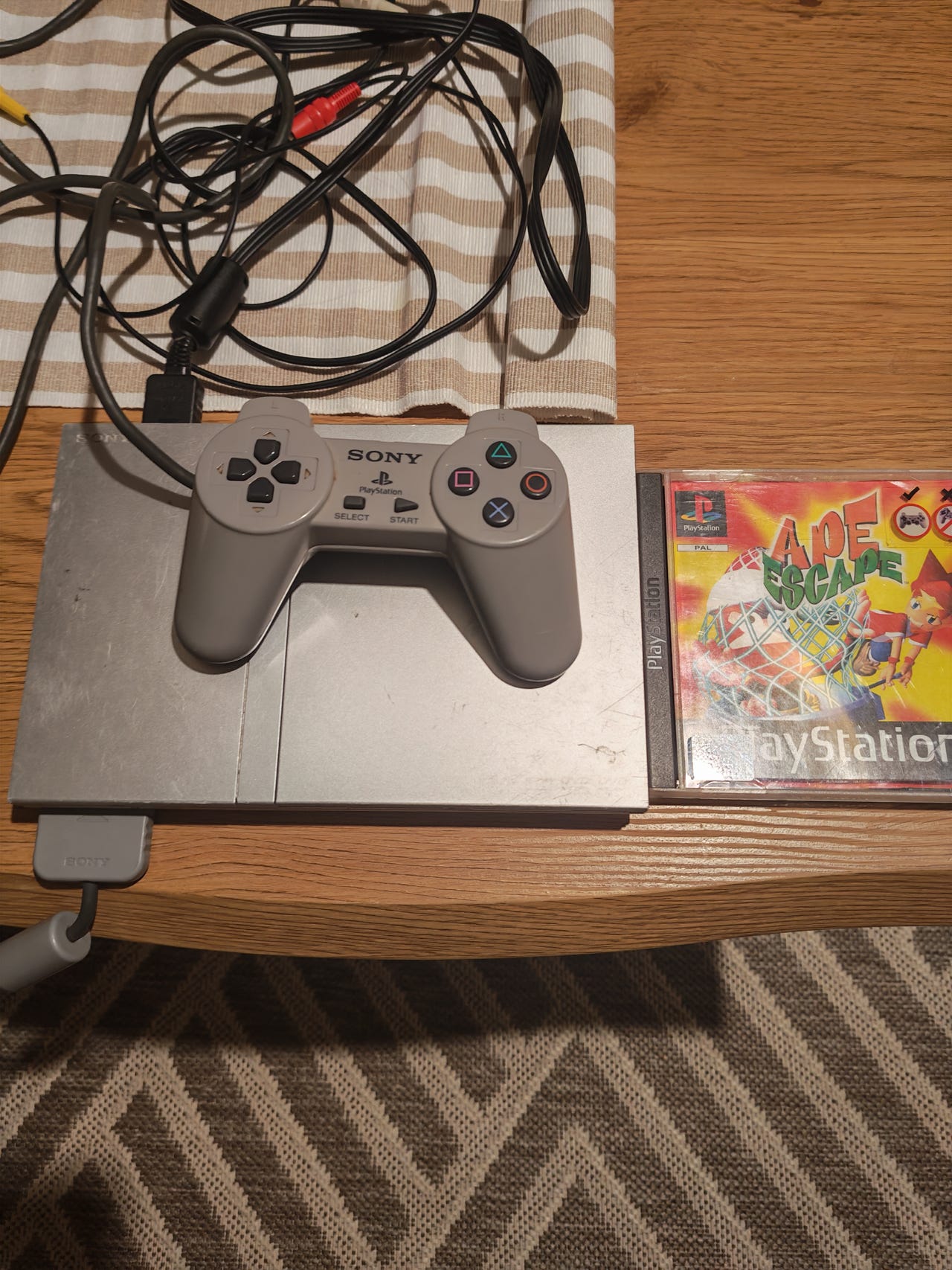 Sony PlayStation 2 Slim konsoli ohjaimella