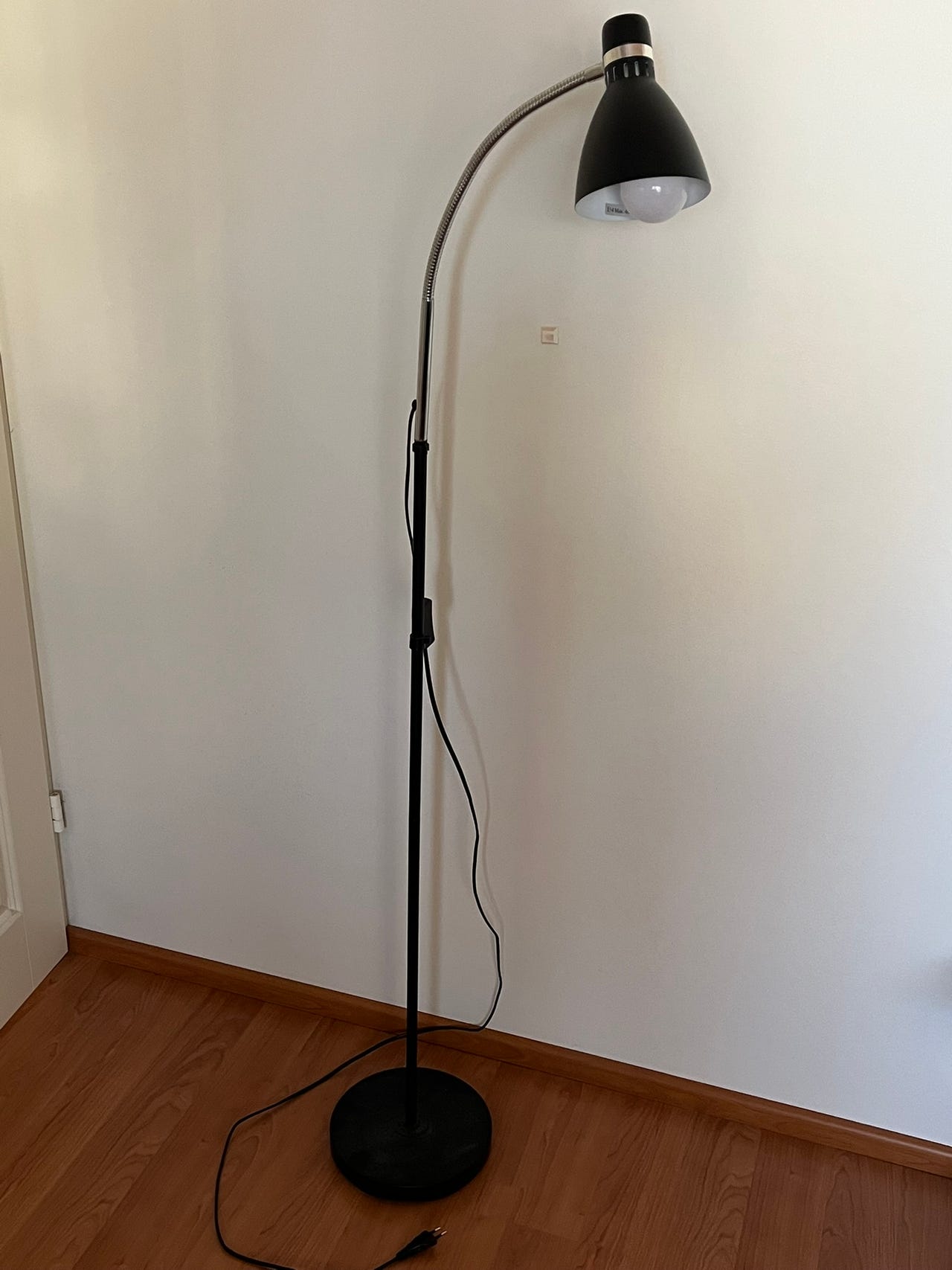 Lattiavalaisin taivutettavalla yläosalla