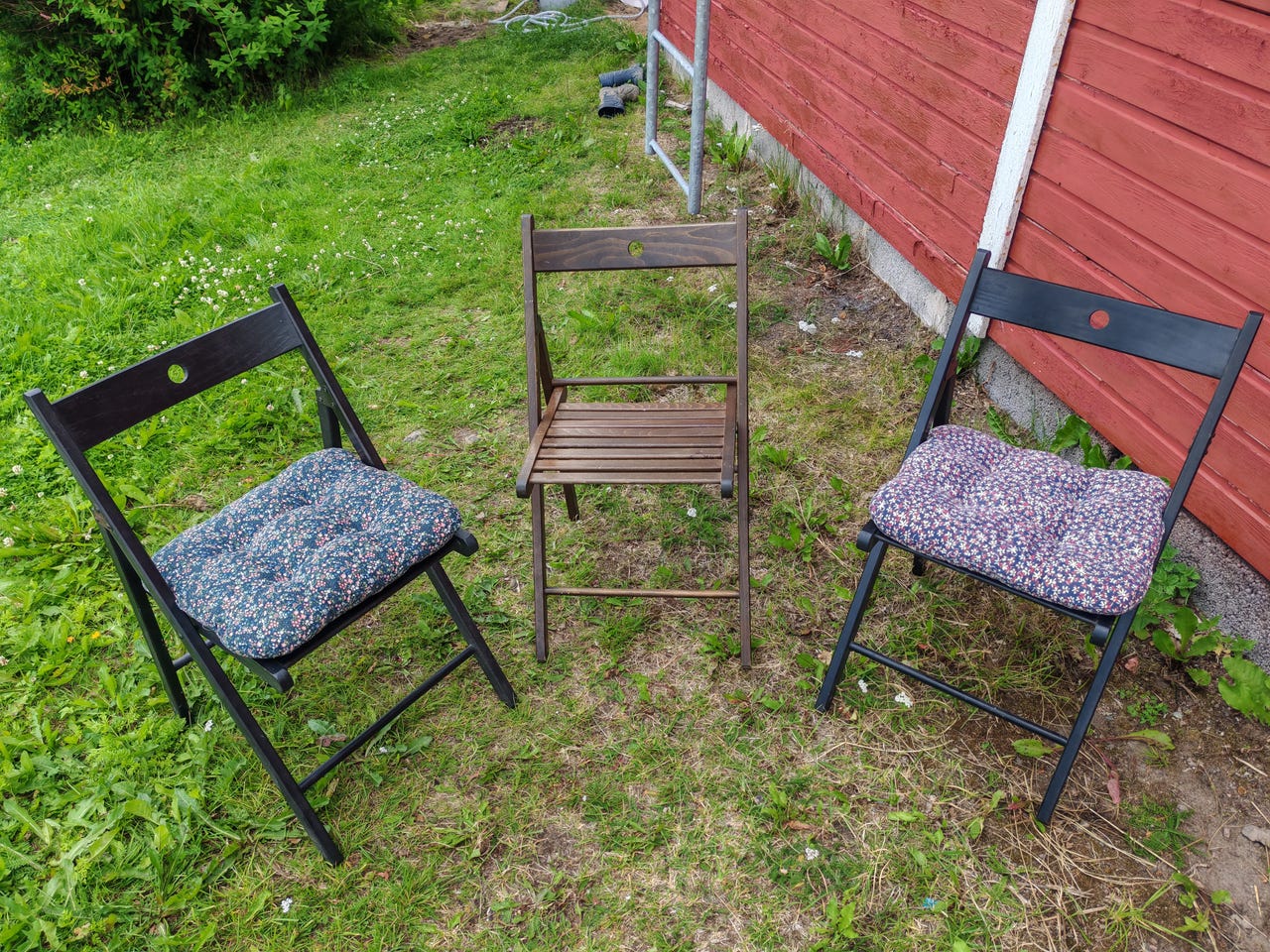Kolme IKEA-taittotuolia