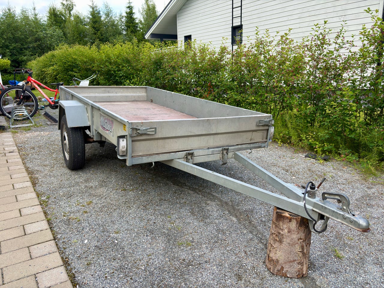 Majava kipillinen peräkärry
