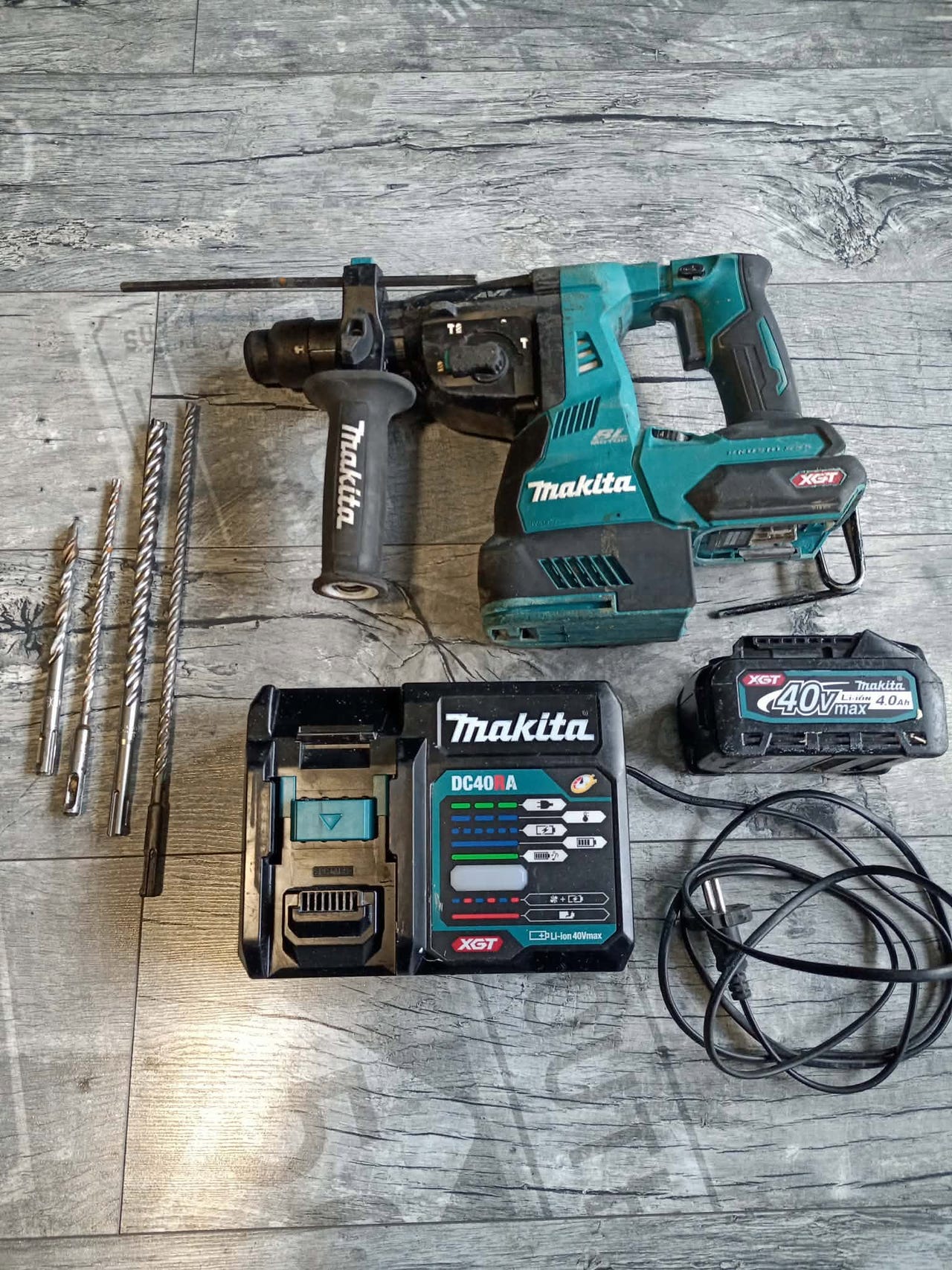 Makita Poravasara XGT 40V, Akku ja laturi