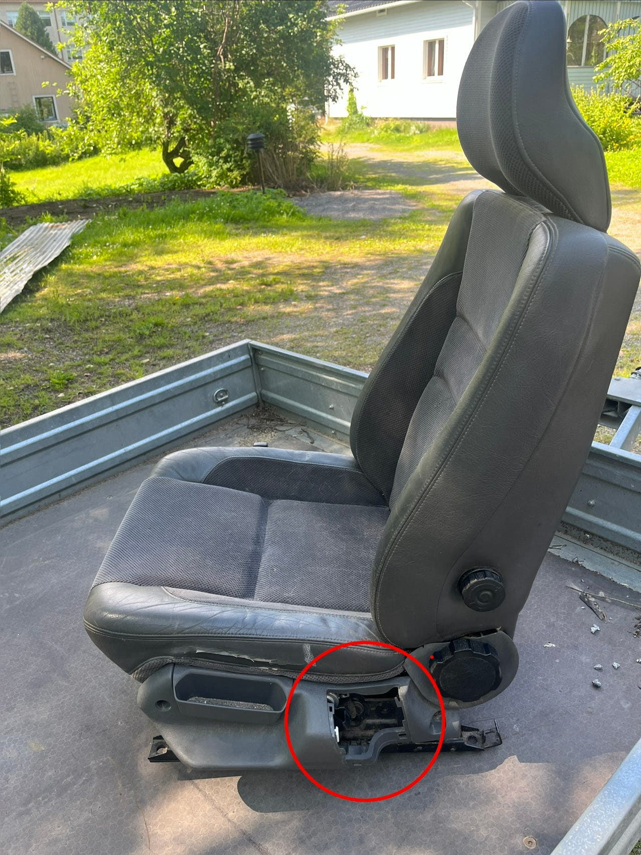 Löytyykö Volvo 940 penkin suoja muovia