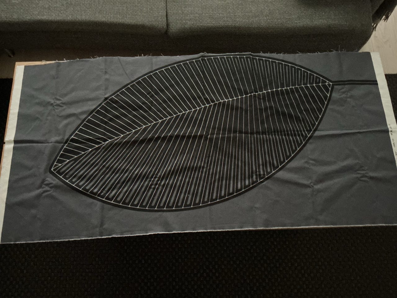 Marimekko Ro -kangas harmaa lehtikuvio 100 % puuvilla