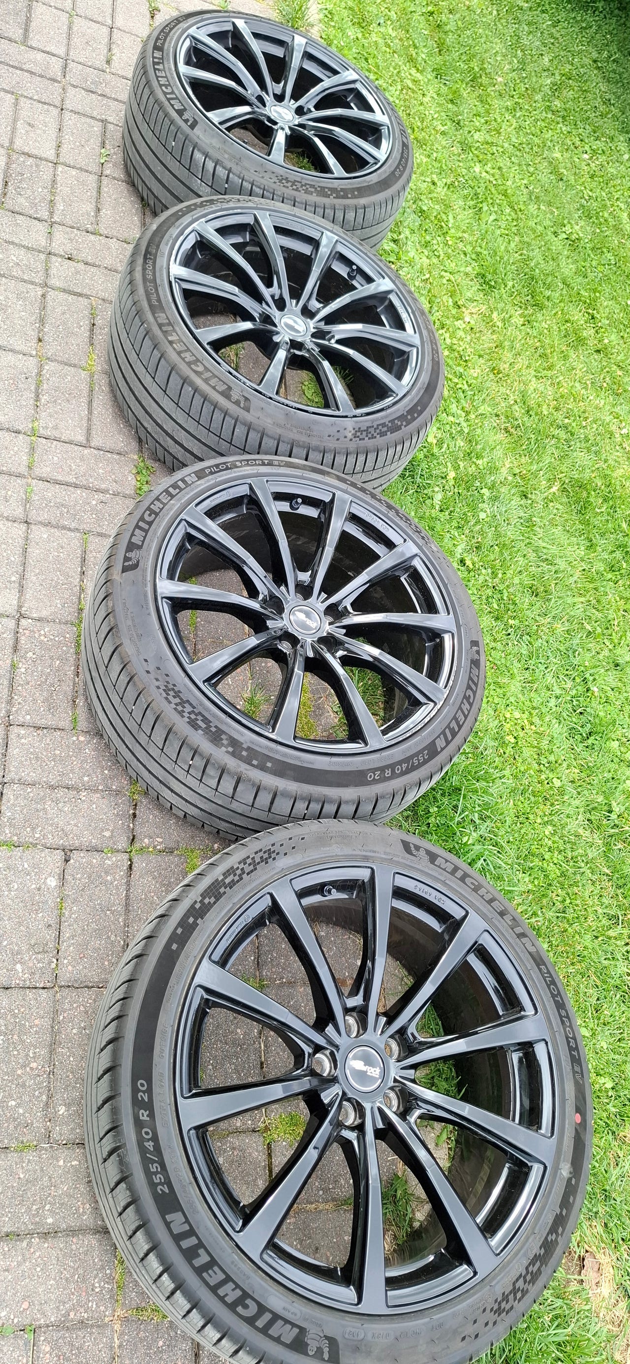 Tesla Model Y 20 alumiinivanteet + Michelin Pilot Sport EV + TPM