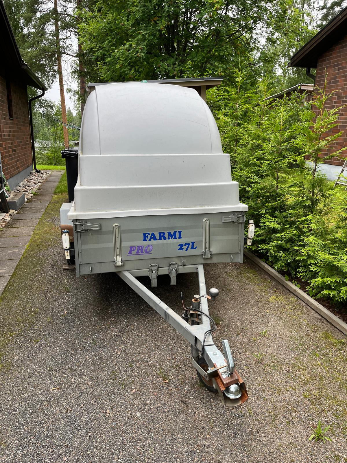 Farmi Pro 27L peräkärry kuomulla