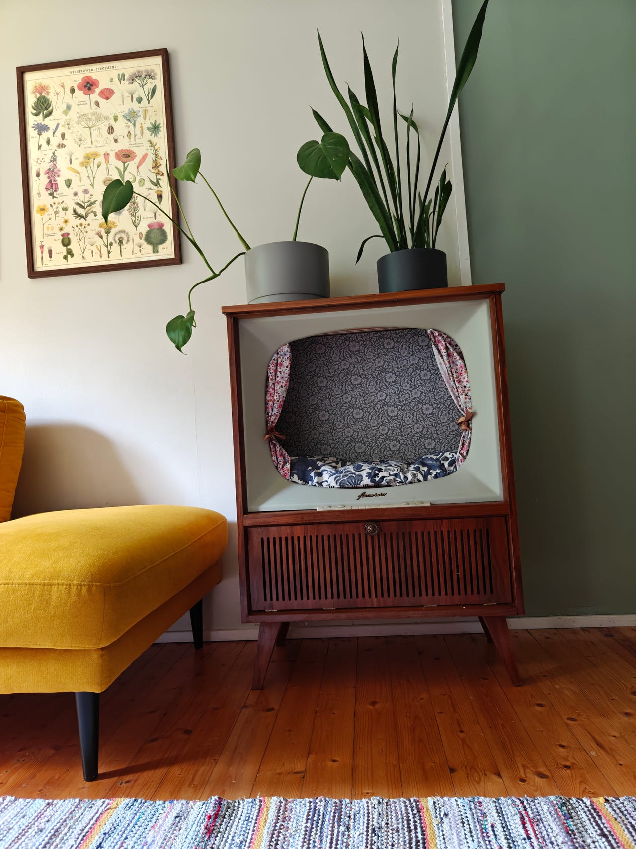 Vintage TV:stä tehty Kissanpesä