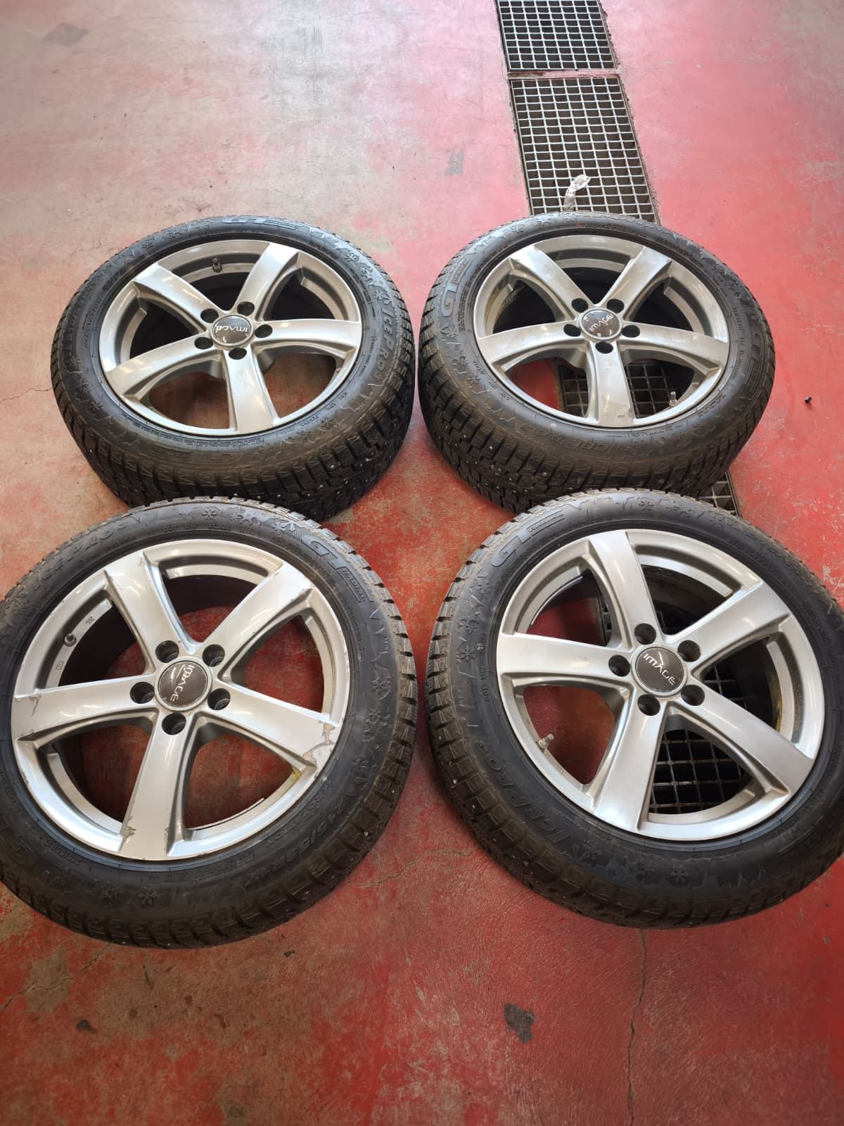 Image 17" alumiinivanteet 215/55R17 GT RADIAL nastarenkailla