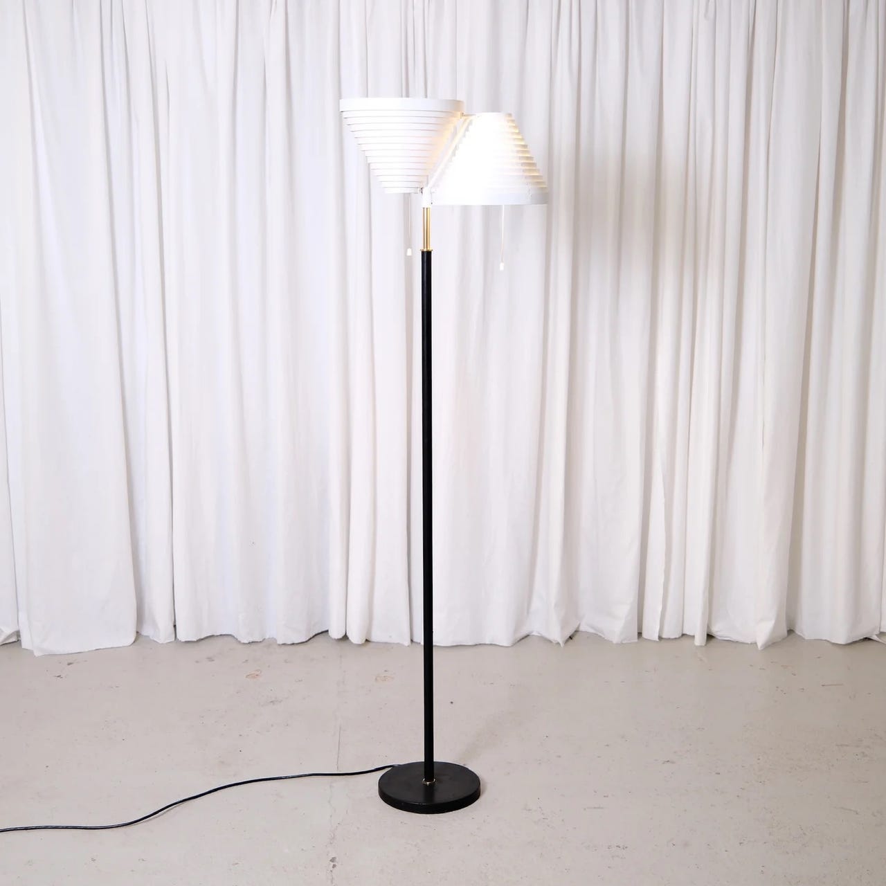 Alvar Aalto A810 -lattiavalaisin, Valaisinpaja