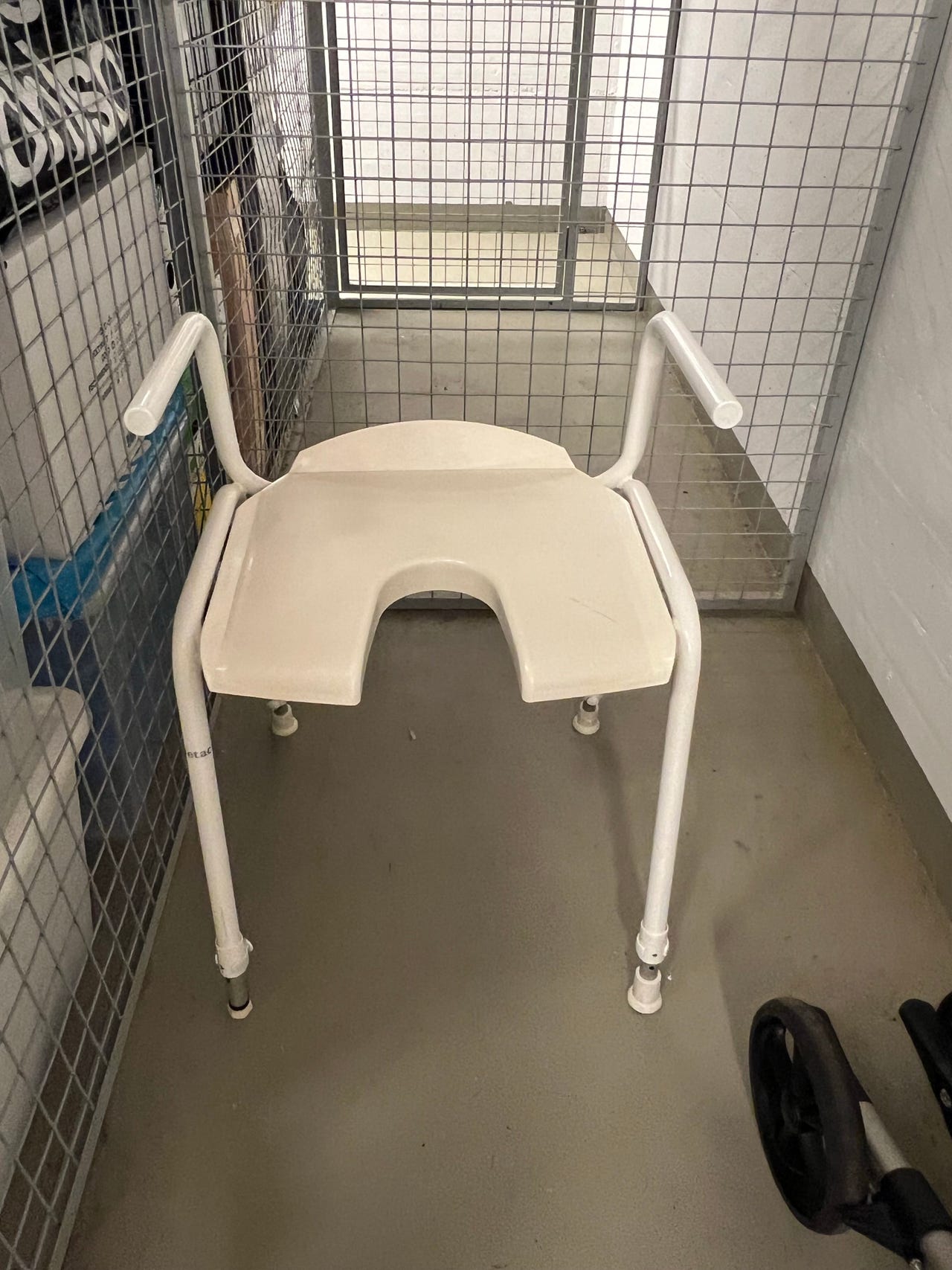 Suihkutuoli käsinojilla