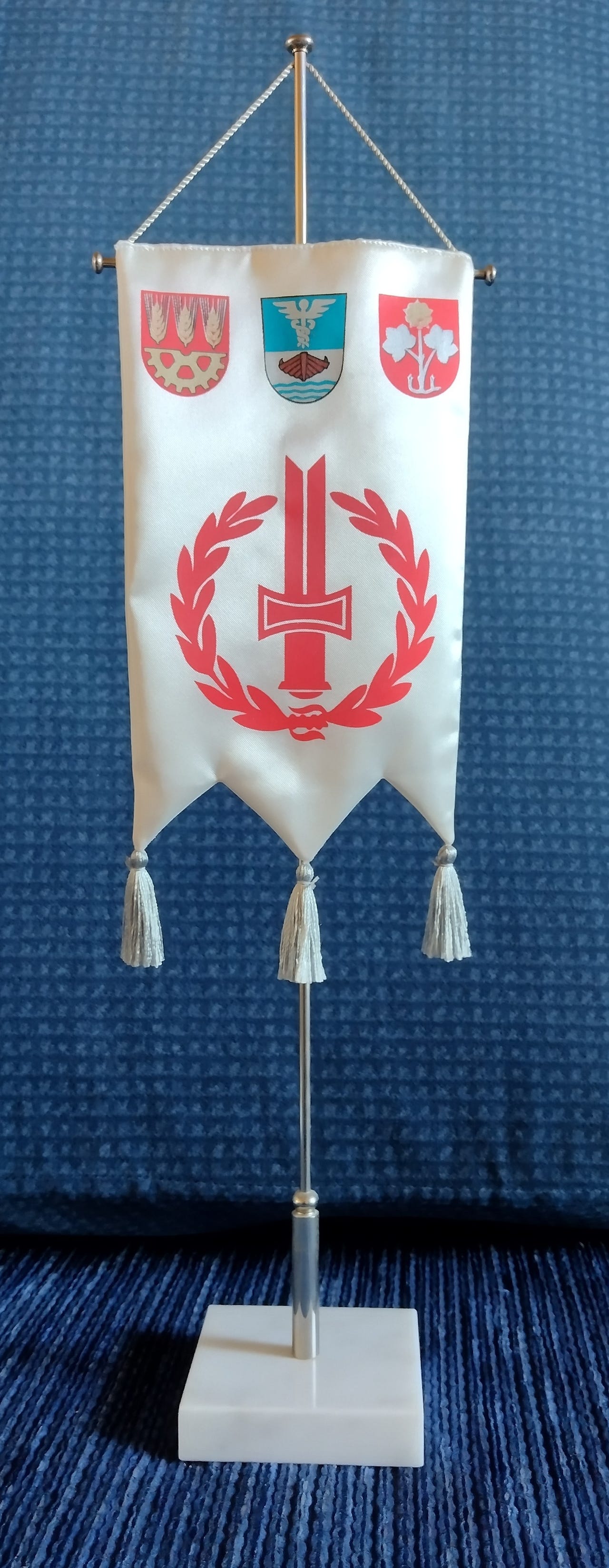 Sotainvalidien Veljesliiton alueellinen pöytästandaari/- viiri
