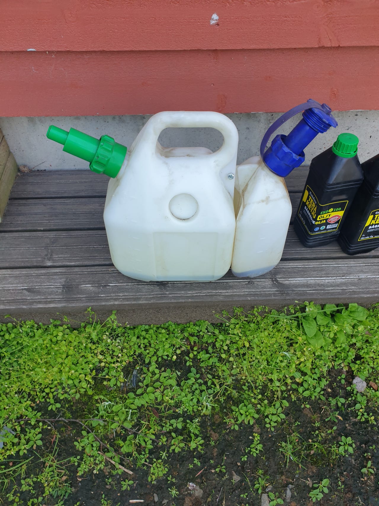 Kombikannu, polttoaineelle ja terä öljylle ja noin 1,5 l teräöljy