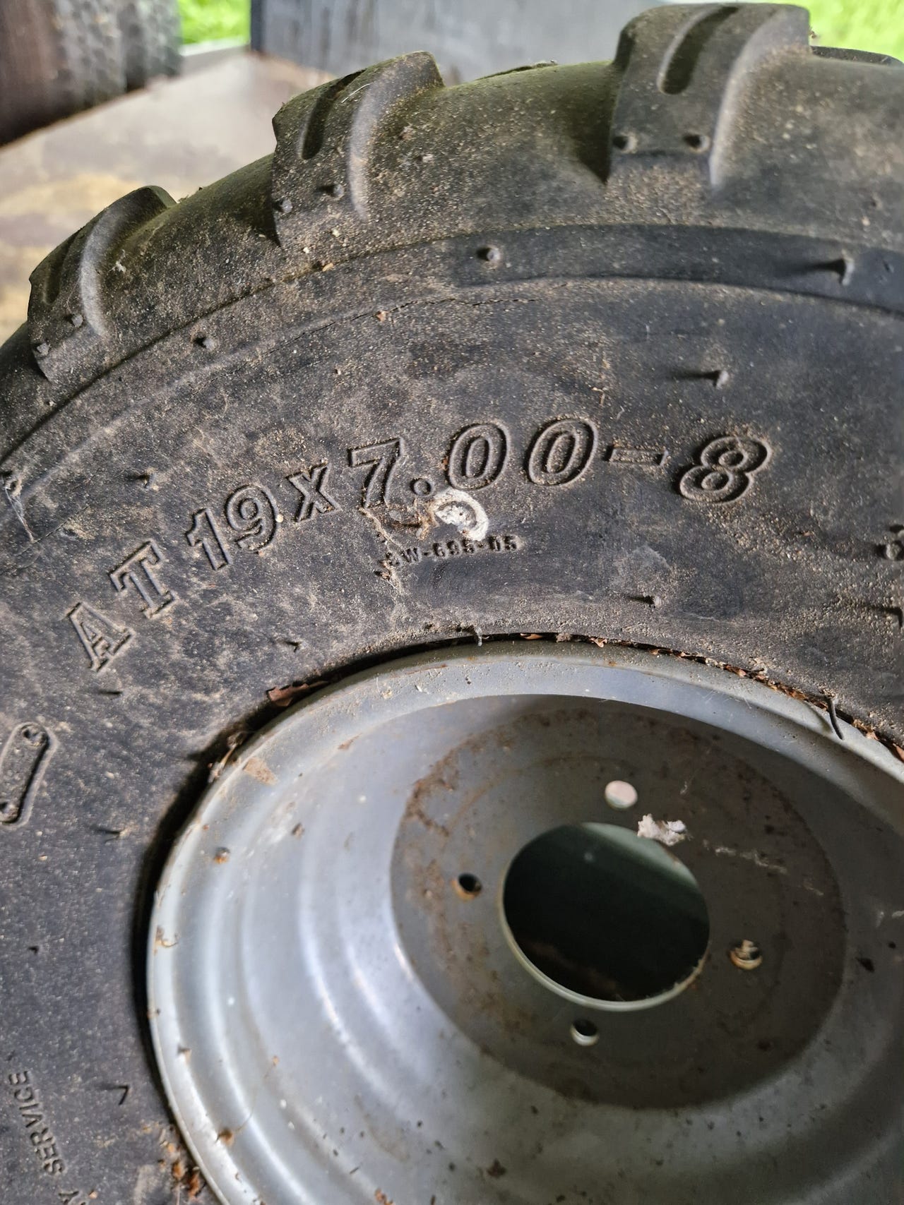 Mönkijän renkaat vanteilla 19x7.00-8 ja 18x9.5-8