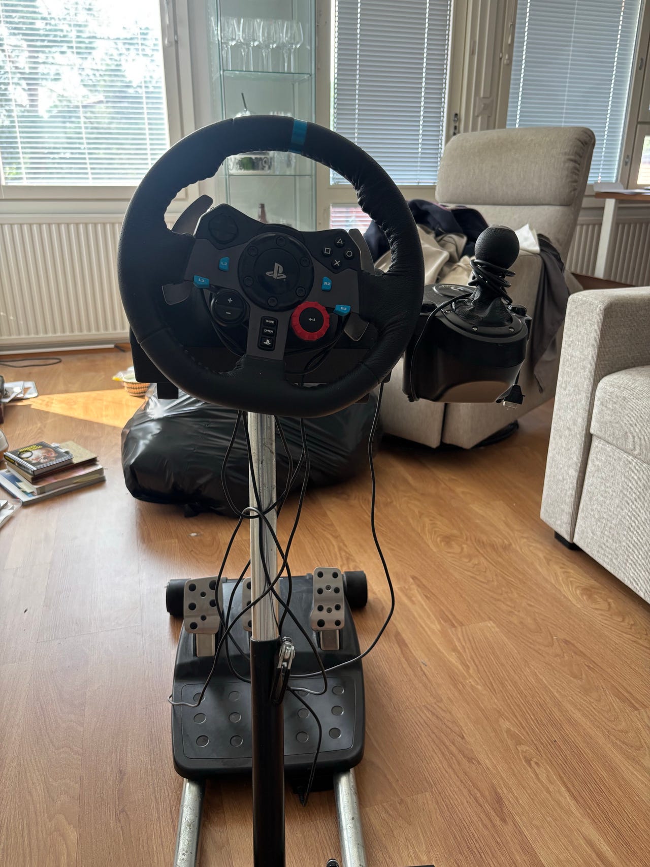 Logitech G29 rattiohjain polkimilla ja vaihdekepillä + Wheel Stan