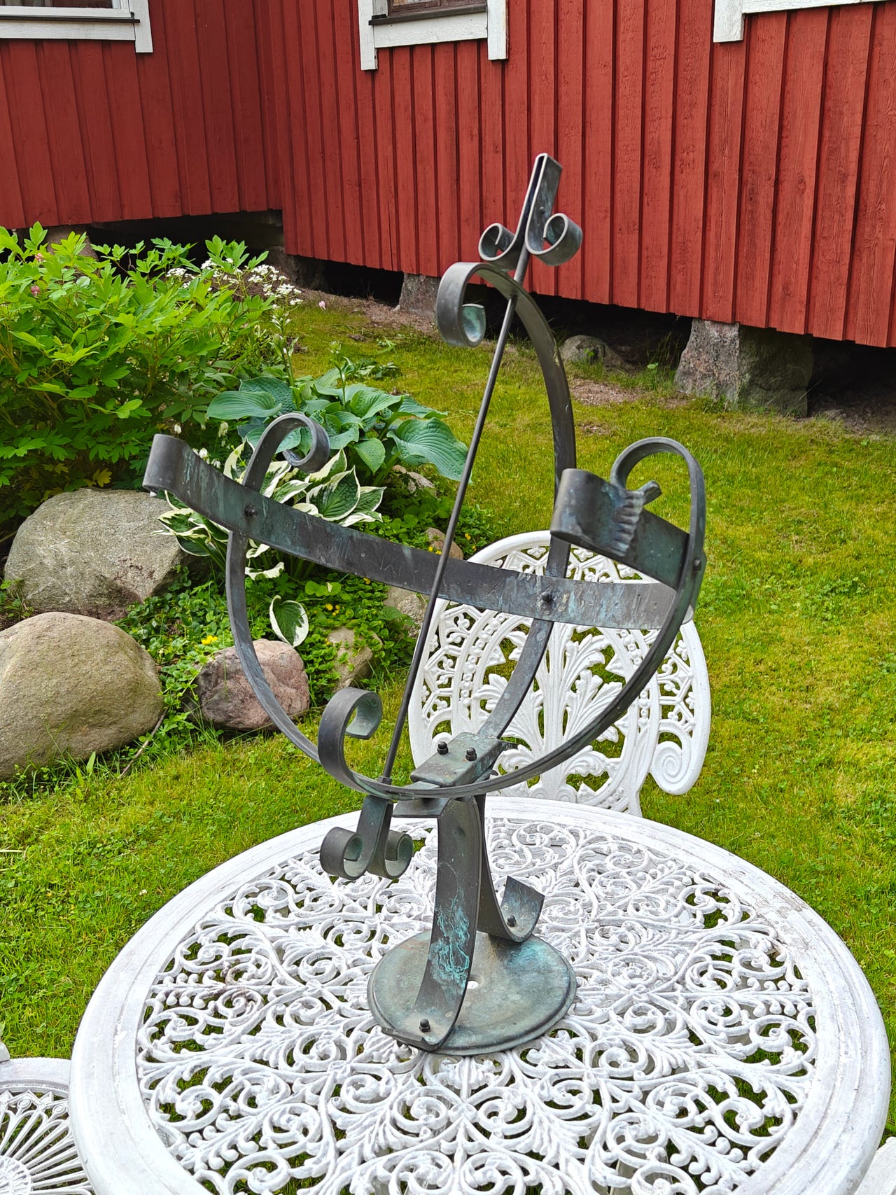 Kuparinen aurinkokello puutarhaan