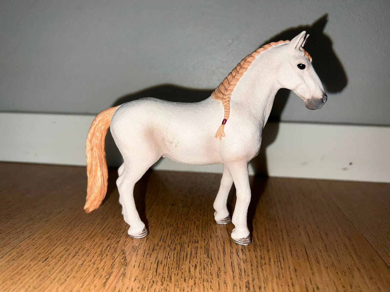Schleich-hevonen (Lucitano) ja loimi ja riimu