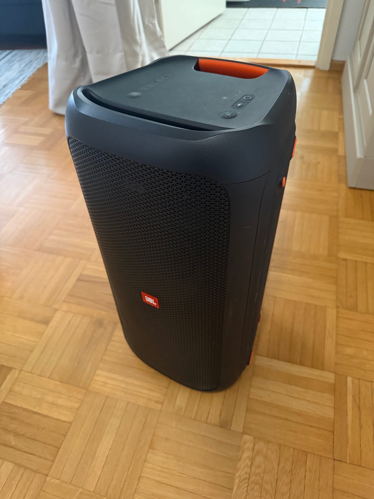 JBL PartyBox 100 Bluetooth-kaiutin musta