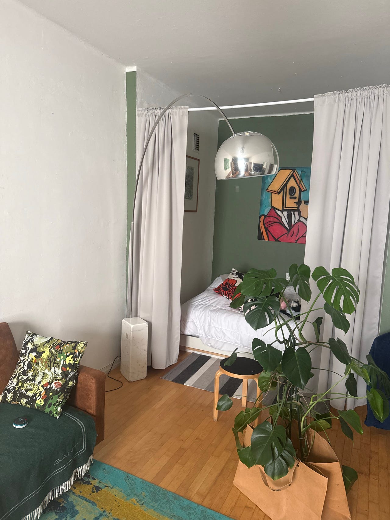 Flos Arco lattiavalaisin marmorialustalla