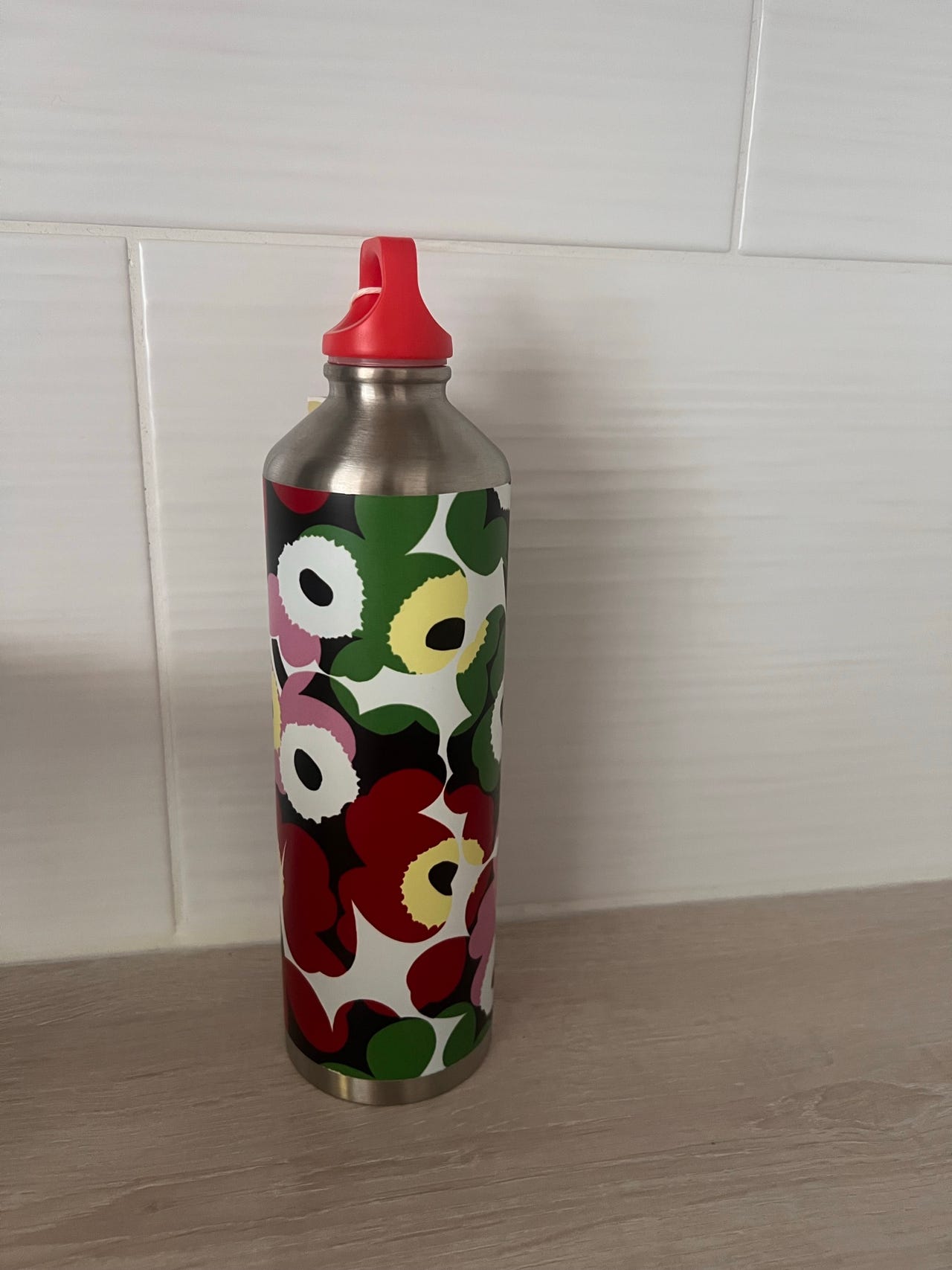 Adidas Marimekko juomapullo Unikko kuosilla