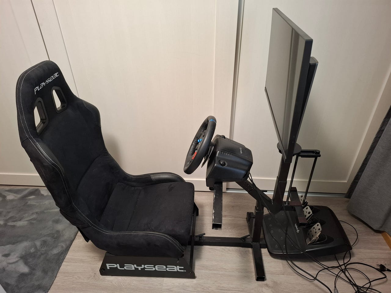 Logitech g29 ratti ja polkimet ja Playseat penkki