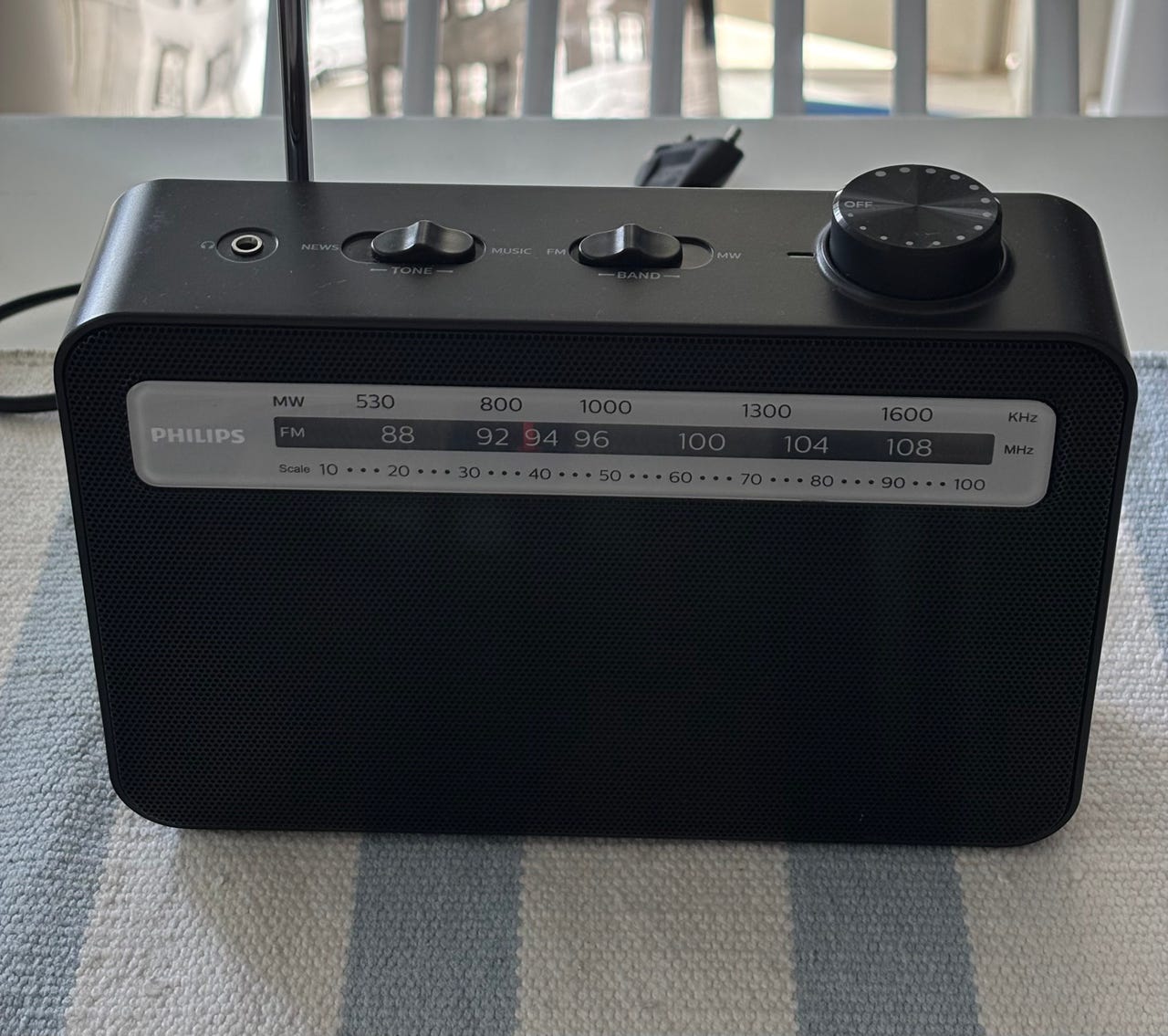 Philips FM/AM pöytäradio, musta