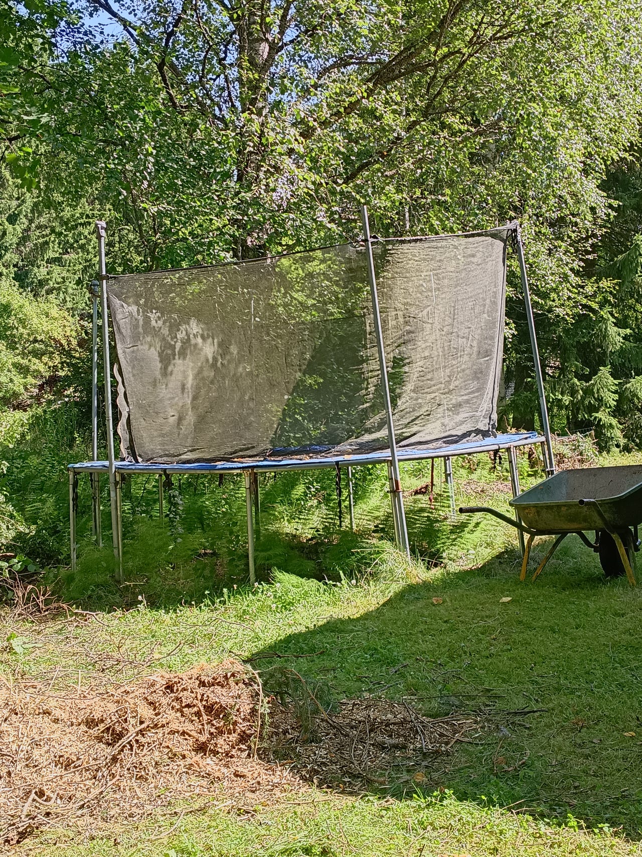 Annetaan trampoliini, studsmatta skänkes.