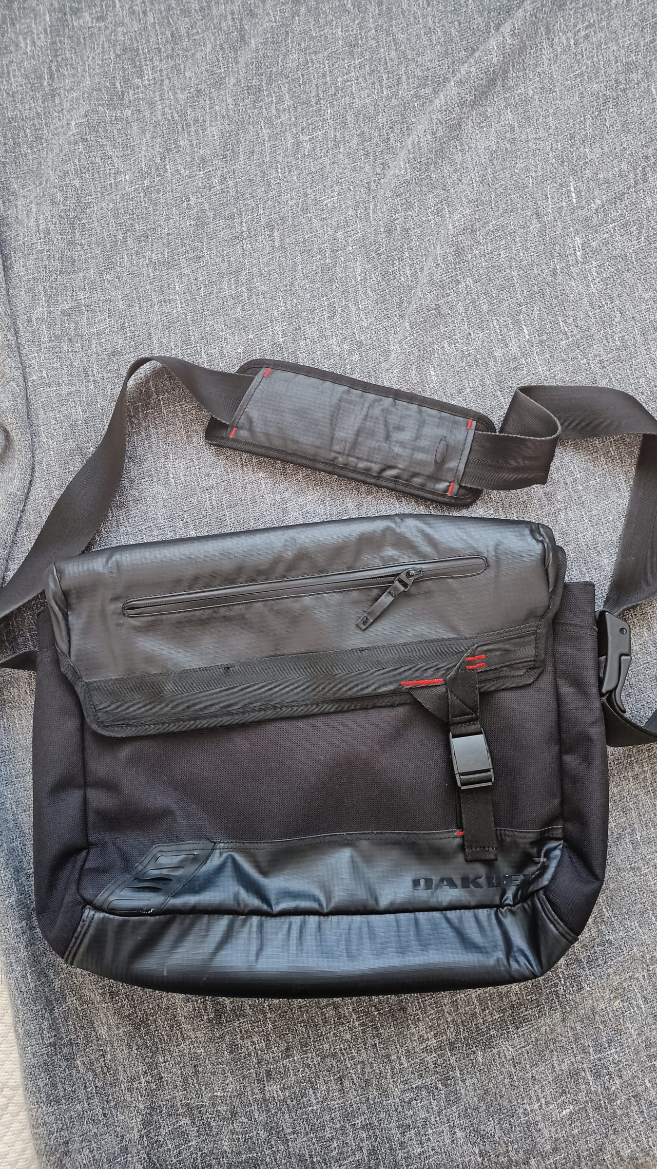Oakley olkalaukku