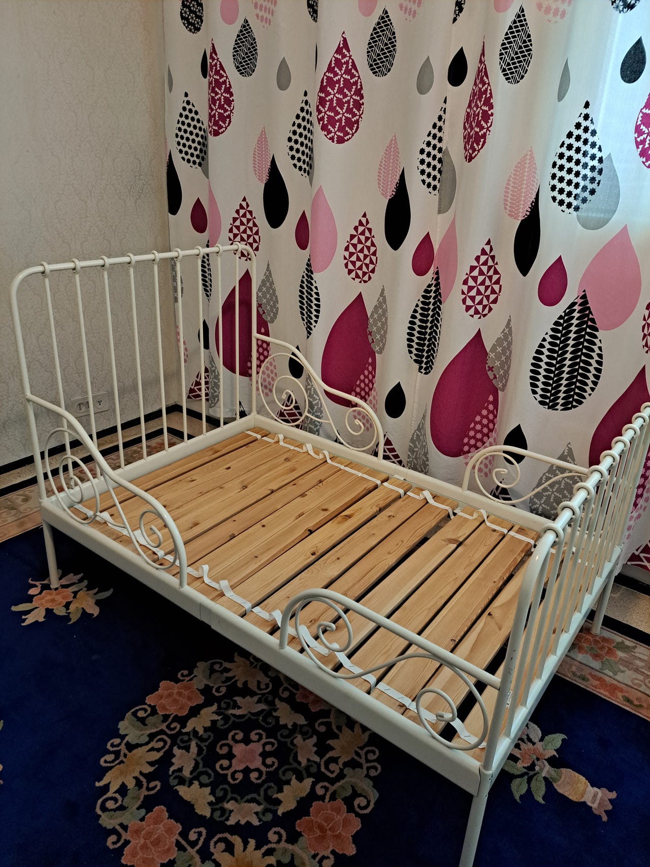IKEA jatkettava lastensänky valkoinen metallirunkoinen