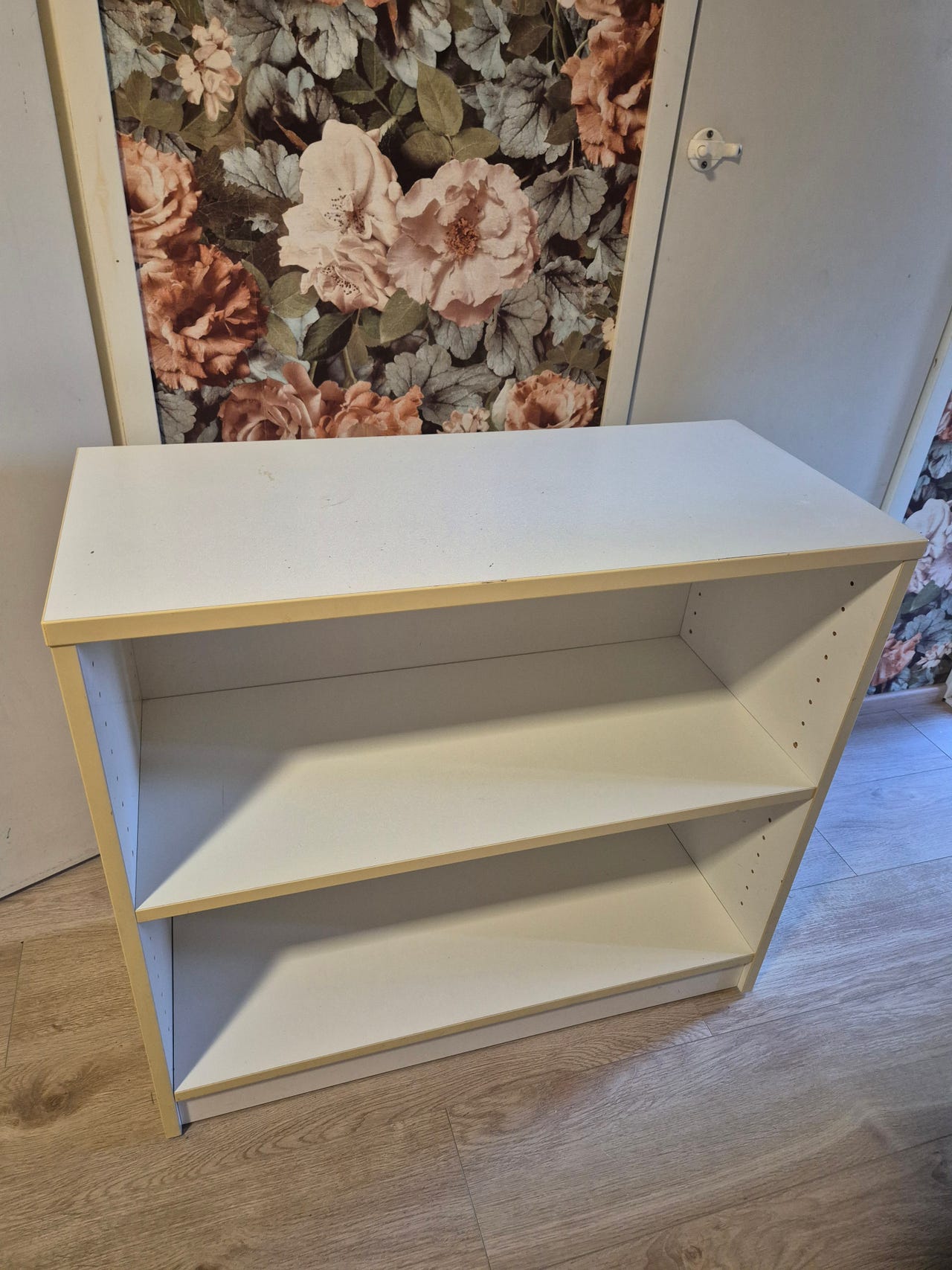 2 x Valkoinen matala kirjahylly / hylly