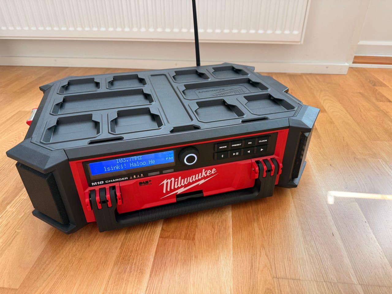 Milwaukee M18 Packout työmaaradio ja laturi