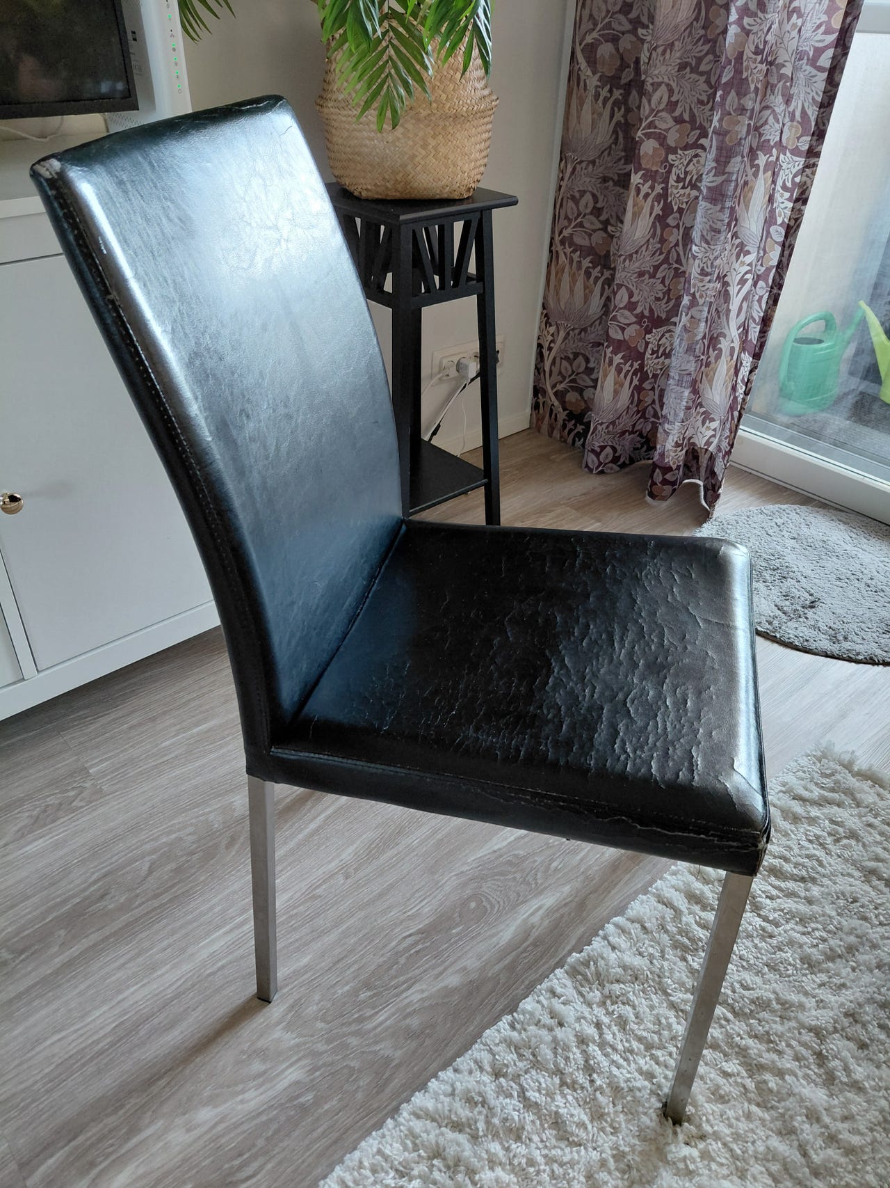 Tuoli keinonahkainen