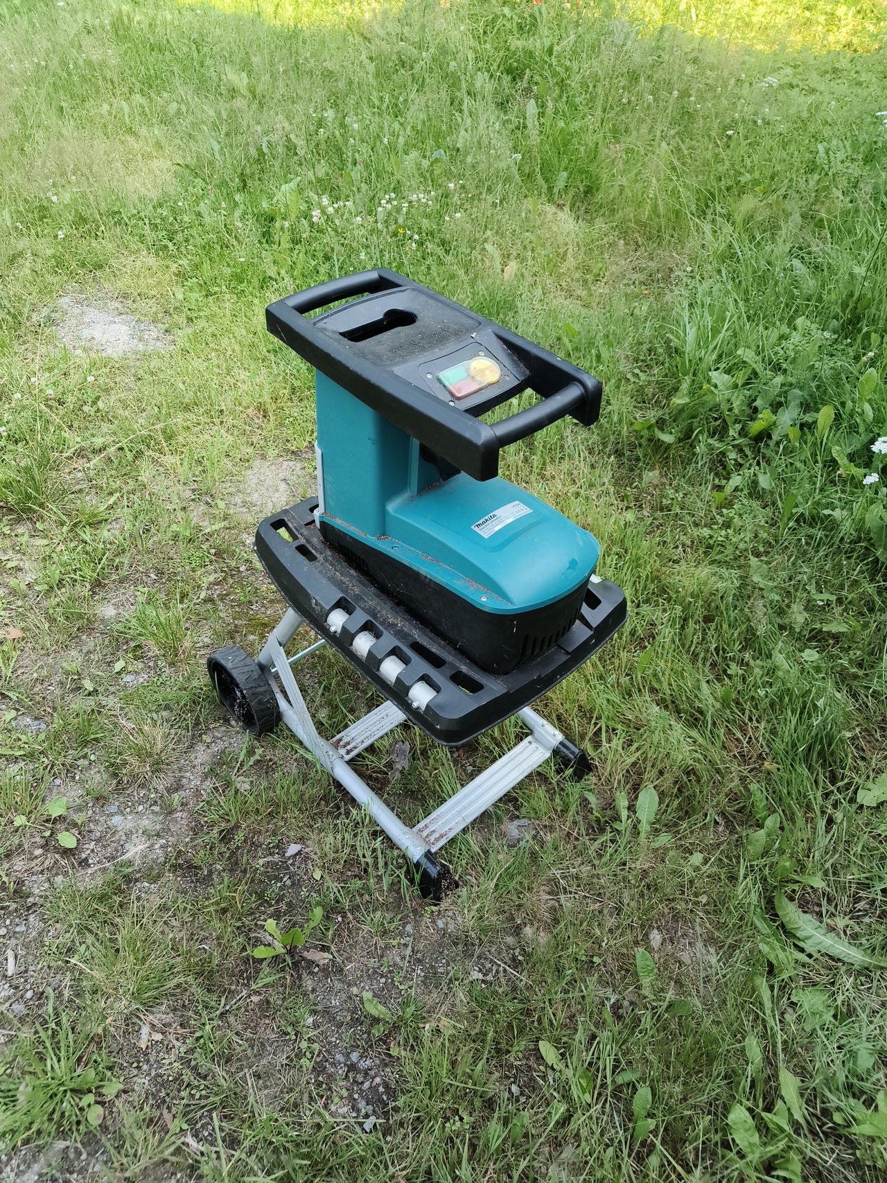 Makita UD2500 sähkökäyttöinen oksasilppuri