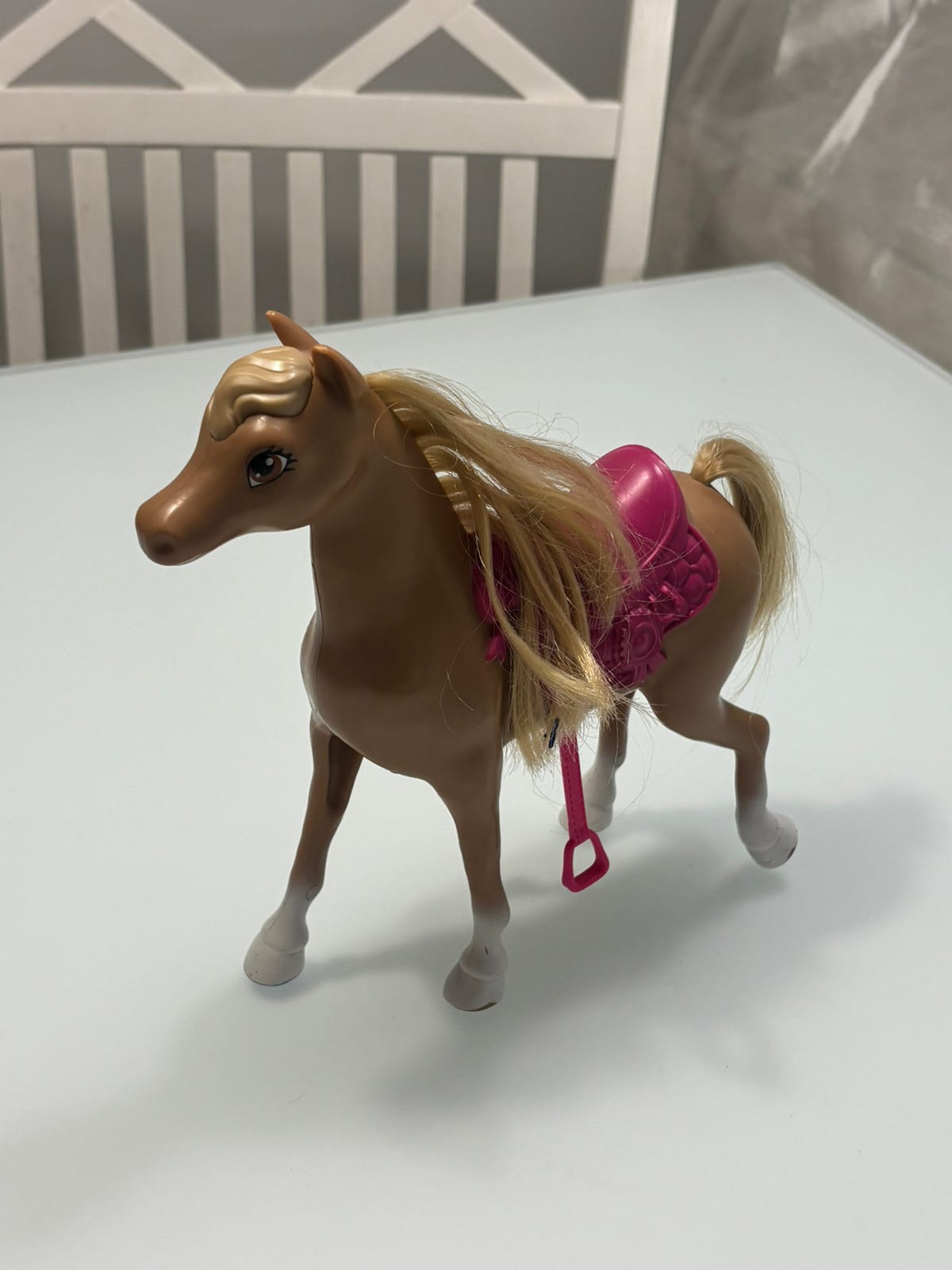 Barbien poni / hevonen pinkillä satulalla ja pitkällä harjalla