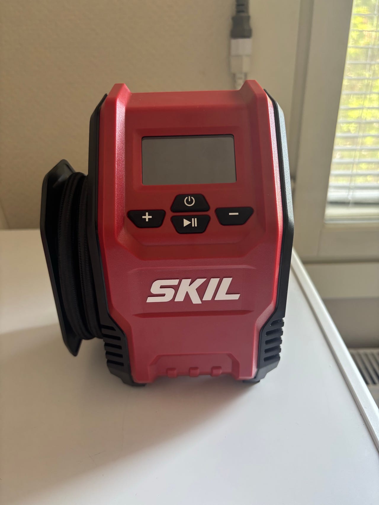 Skil akkukompressori akulla+akku ja laturi paketti
