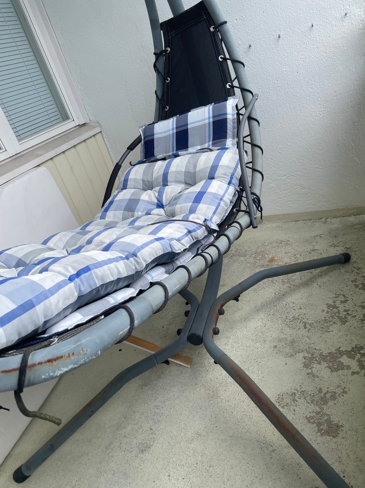 Riipputuoli parvekkeelle siniruudullisella pehmusteella