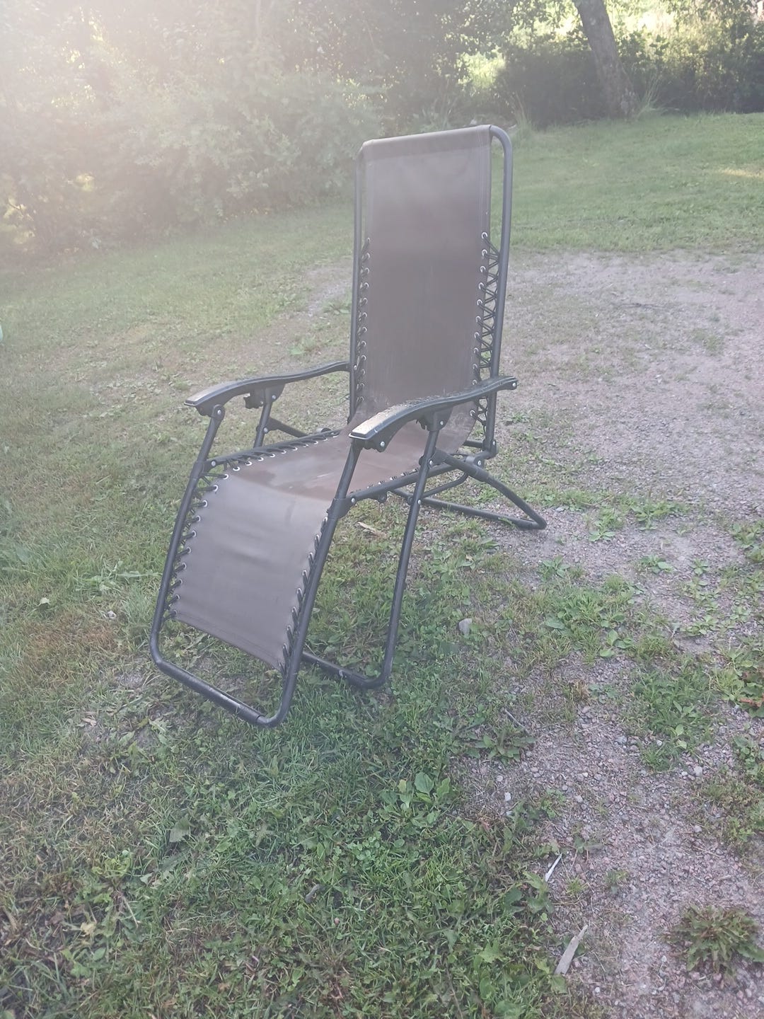 Säädettävä ruskea lepotuoli pihalle