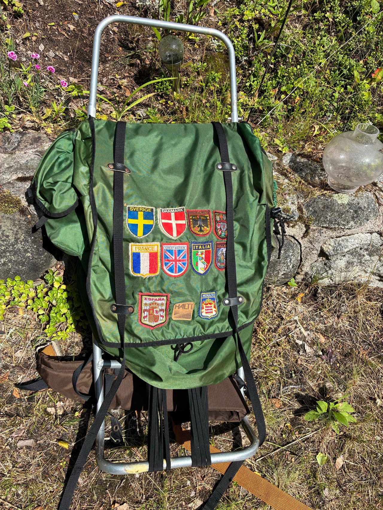 Vihreä rinkka alumiinirungolla