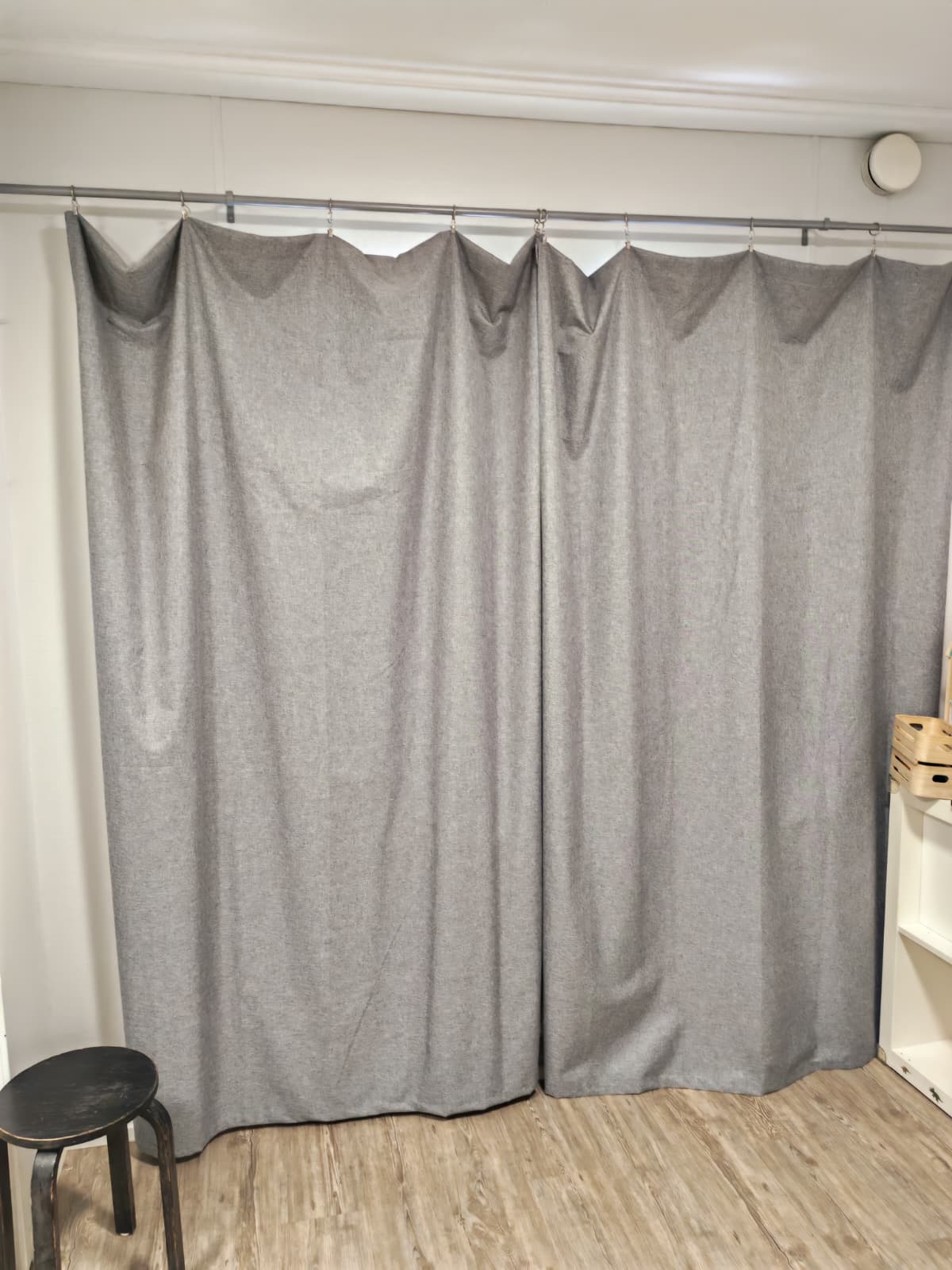 Pimennysverhoja (Rusta Charlie) ja pitkät Ikea Vågen verhotangot
