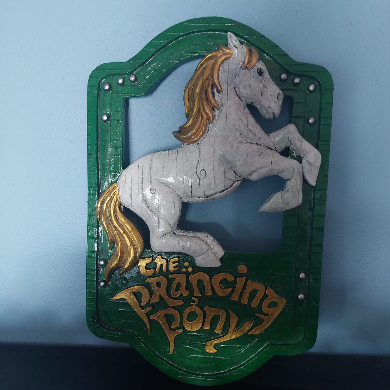 Taru Sormusten Herrasta The Prancing Pony -seinäkoriste / kyltti