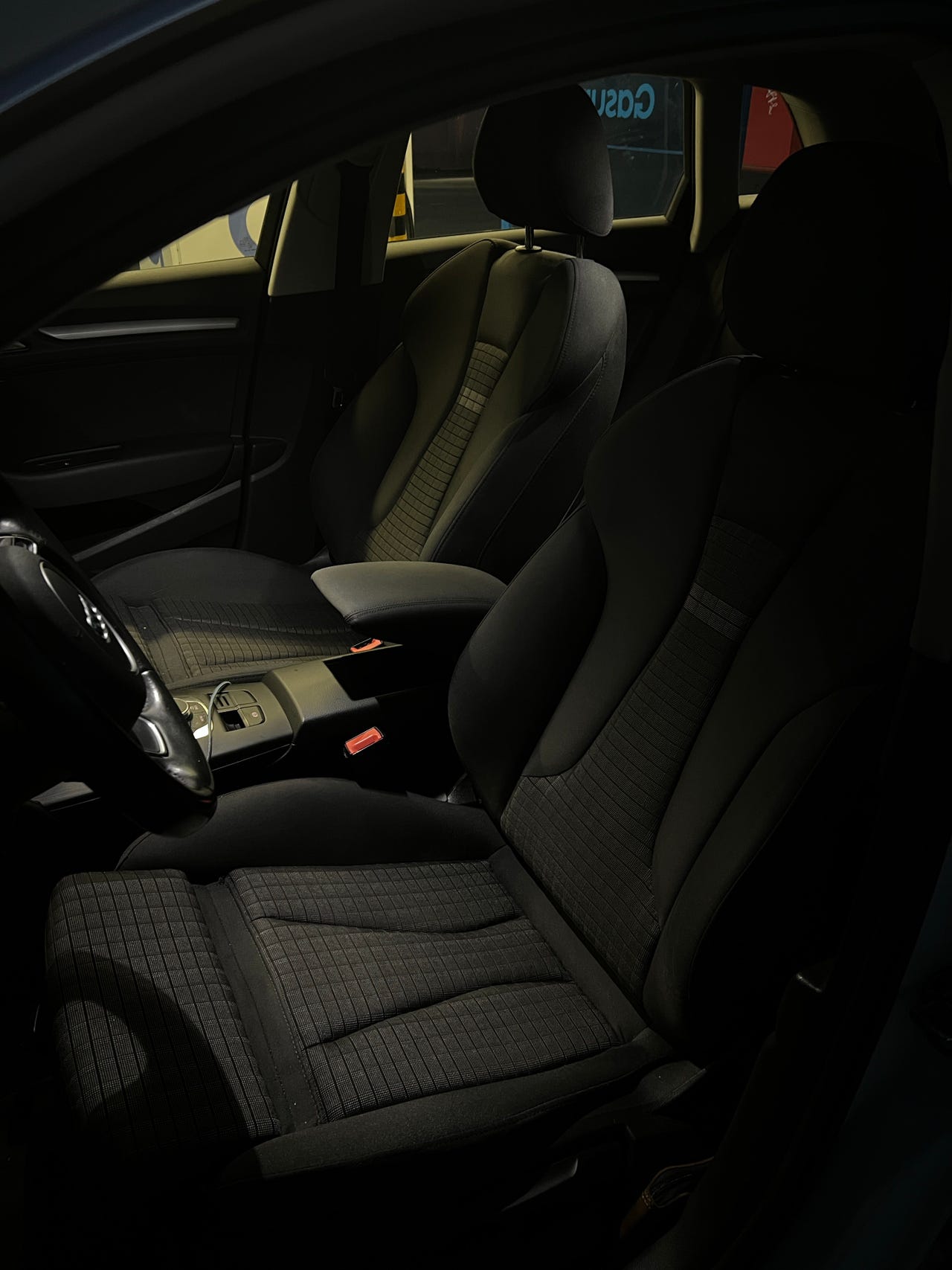 Audi a3 8v kankaiset sport penkit vaihdetaan ruskeisiin.