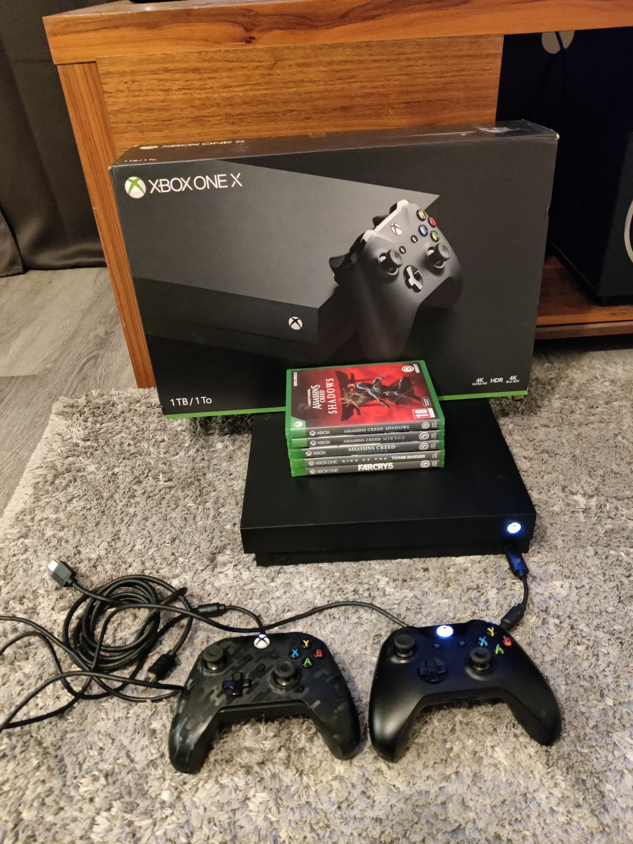 Xbox one X Konsoli 1 Tb.kuin uusi. 2 langatonta ohjainta ja 5 pel