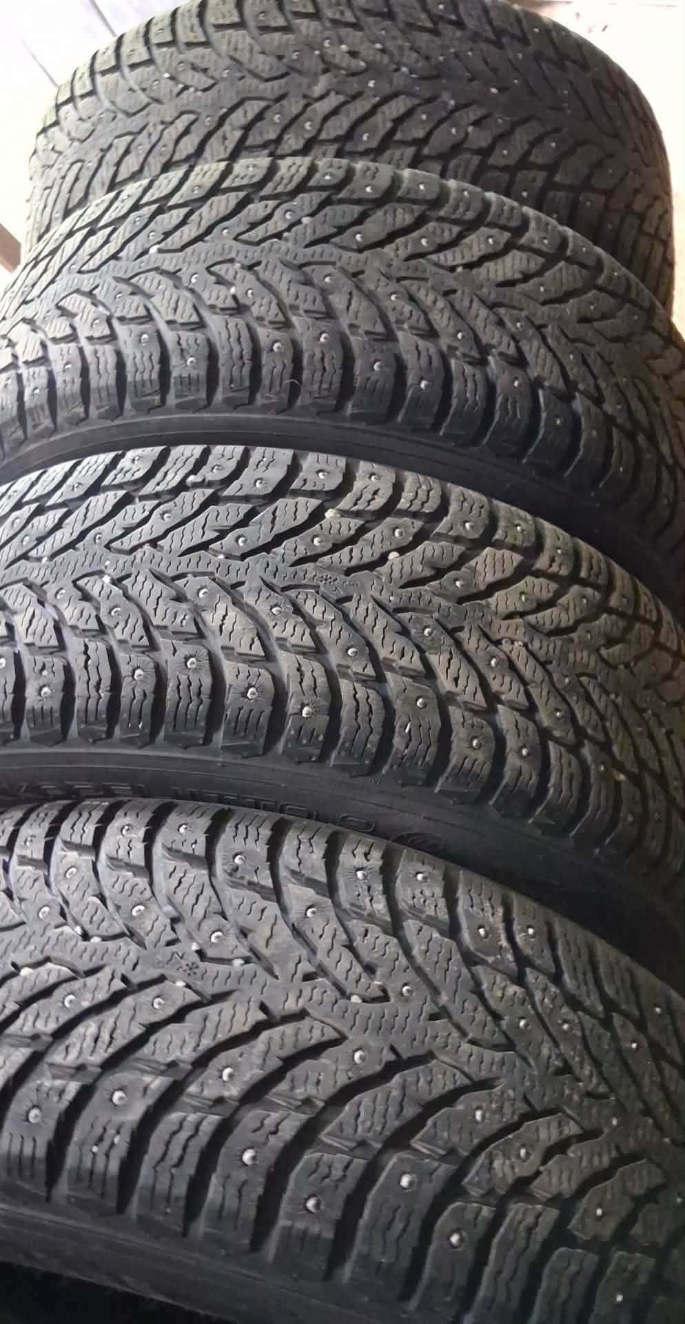 225 55 17  Hyvät Talvi Renkaat Nokia Hakkapeliitta9. 6--7mm